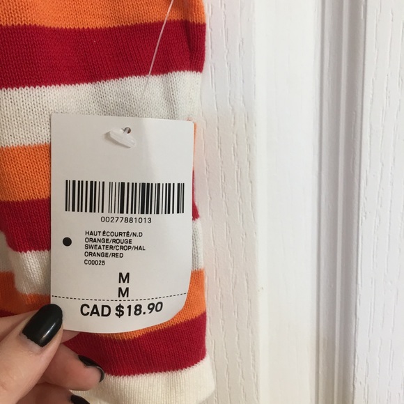 A cropped red, white and orange top with flowers - Picture 4 of 5